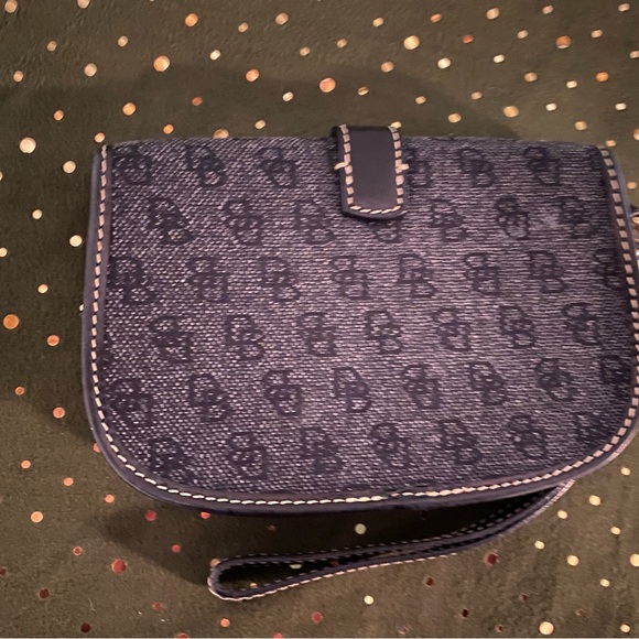 EUC Dooney and Bourke small wristlet Black - Picture 4 of 5